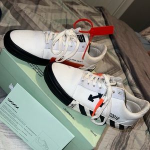 Off White Low SB Sneakers